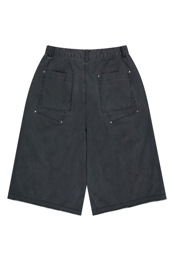 스트럭쳐 코튼 소재의 블랙 색상 버뮤다 팬츠로, 남녀 모두 편안하게 착용 가능합니다. 루즈핏 디자인에 5부 기장, 밴딩 허리로 활동성을 더했으며 워싱 가공과 바텍 스티치, 더블 포켓 디테일이 돋보입니다. 봄, 여름 시즌에 캐주얼하고 베이직한 스타일을 연출하기에 적합하며, 부드러운 촉감으로 일상에서 편안하게 입을 수 있습니다.
