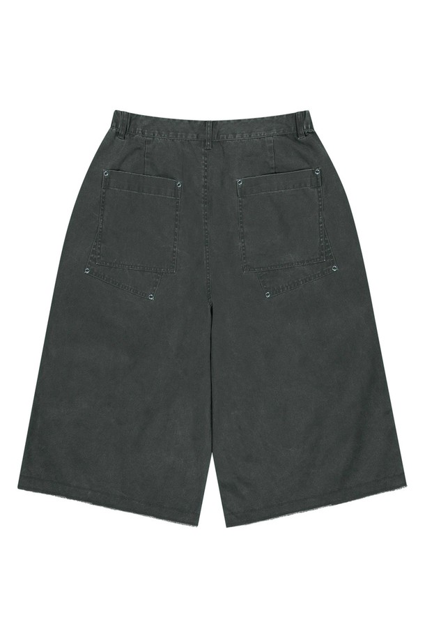 남녀 모두 착용 가능한 스트럭쳐 코튼 워싱 버뮤다 팬츠입니다. 카키 색상의 무지 패턴이며, 면 소재로 제작되어 부드러운 촉감을 자랑하고 봄, 여름철 일상복으로 적합합니다. E-밴드, 바텍 마감, 더블 포켓, 체인 스티치, 아일렛 버튼홀 등의 디테일과 레귤러핏으로 편안하게 착용 가능합니다.
