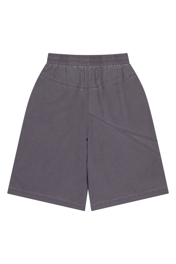 OG 쉴드 피그먼트 버뮤다 팬츠는 남녀 모두 편안하게 착용할 수 있는 레귤러핏의 반바지입니다. 부드러운 나일론 소재에 E-밴드와 안쪽 스트링으로 편안함을 더했으며, 더스티 핑크 색상과 무지 패턴이 특징입니다. 봄, 여름 시즌에 어울리는 얇은 두께감으로 일상 및 캐주얼 스타일 연출에 용이하며, 사이드 포켓과 로고 자수 디테일을 더했습니다.
