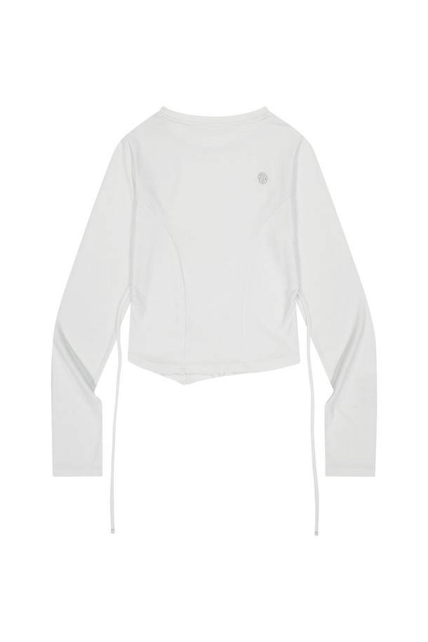 부드러운 레이온 혼방 소재로 제작된 화이트 컬러의 셔링 크롭 롱 슬리브 티셔츠입니다. 셔링 디테일과 아트워크 프린트가 포인트이며, 신축성 있는 원단으로 편안한 착용감을 제공합니다. 라운드넥 디자인에 크롭 기장으로, 봄, 가을 시즌에 베이직하게 활용하기 좋습니다.
