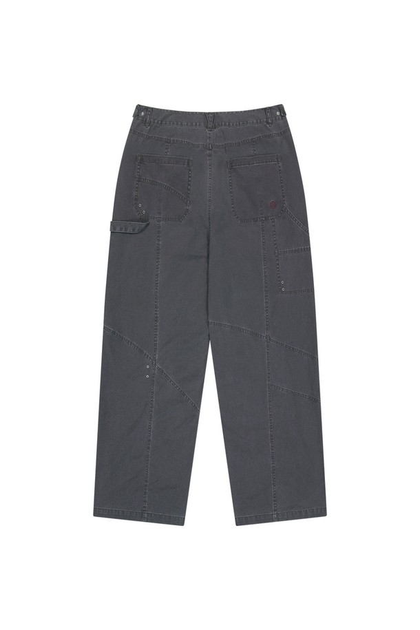 OG 쉴드 코튼 피그먼트 카펜터 팬츠는 더스티 핑크, 브라운, 블랙 색상으로 제공되는 남성용 긴바지입니다. 면 소재로 제작되었으며, 피그먼트 워싱 처리와 해머 루프, 아일렛 디테일이 돋보이는 캐주얼 및 워크웨어 스타일의 레귤러핏 카펜터 팬츠입니다. 봄, 가을에 일상복으로 적합하며, 메탈 지퍼와 히든 스냅으로 견고함을 더했습니다.
