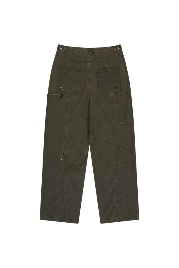 OG 쉴드 코튼 소재로 제작된 브라운 색상의 남성용 카펜터 팬츠입니다. 캐주얼 및 워크웨어 스타일 연출에 용이하며, 봄, 가을에 입기 적합한 두께감과 레귤러핏으로 편안한 착용감을 제공합니다. 메탈 지퍼, 히든 스냅, 해머 루프, 아일렛 디테일과 피그먼트 워싱이 특징입니다.
