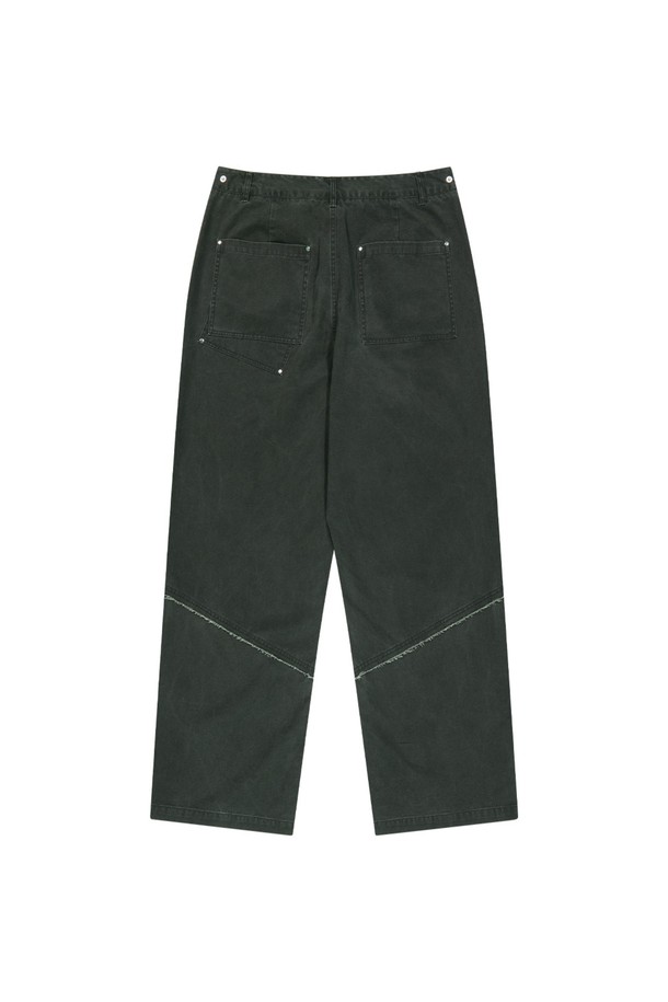 남녀 모두 착용 가능한 스트럭쳐 코튼 워싱 팬츠는 면 소재로 제작되어 편안한 착용감을 제공하며, 카키, 브라운, 블랙 색상으로 다양한 스타일 연출이 가능합니다. 캐주얼하고 베이직한 무드를 연출하며, 메탈 지퍼, 리벳 디테일, 히든 스냅, 로우엣지 커팅, 체인스티치 아일렛 단추구멍 등의 디테일이 돋보입니다. 봄, 가을 시즌에 활용하기 좋으며, 무지 패턴의 레귤러핏 긴바지로 일상에서 편안하게 착용할 수 있습니다.
