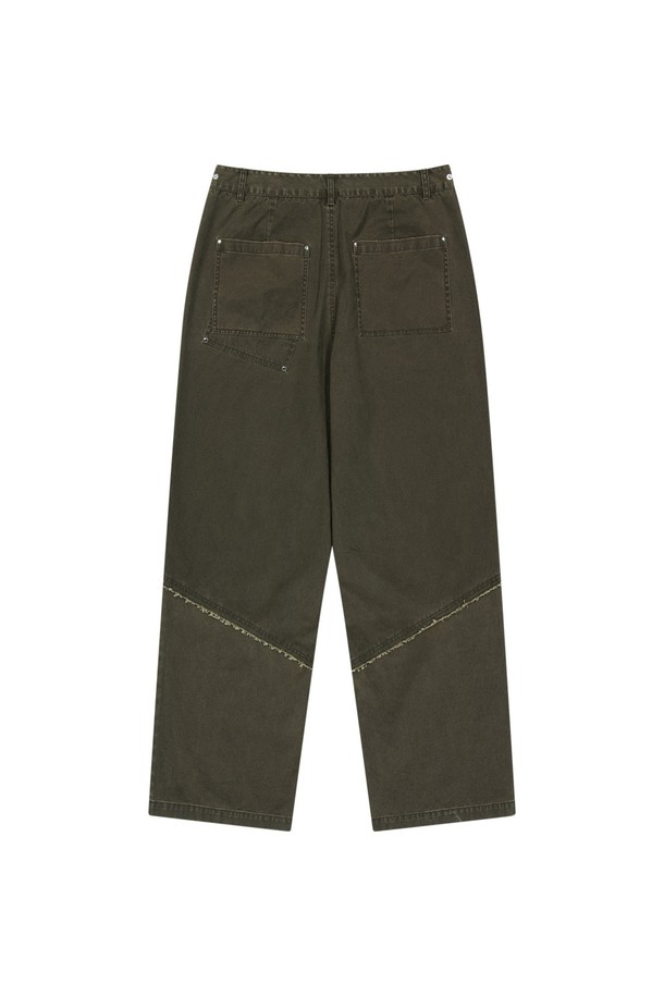 **스트럭쳐 코튼 워싱 팬츠 - 브라운**는 남녀 공용으로 착용 가능한 레귤러핏 긴바지입니다. 면 소재로 제작되었으며, 브라운, 카키, 블랙 세 가지 색상으로 출시되었습니다. 메탈 지퍼, 리벳 디테일, 히든 스냅, 로우 엣지 커팅, 체인스티치 아일렛 단추구멍 등 섬세한 디테일이 돋보이며, 캐주얼하고 베이직한 스타일로 봄, 가을에 착용하기 좋습니다.
