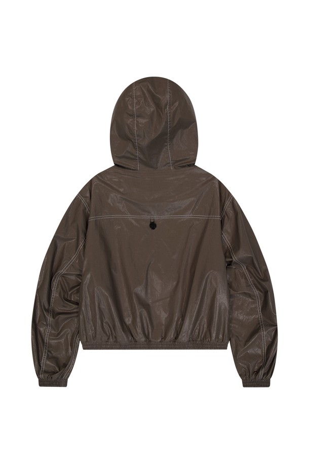 [W]코튼 크롭 후드 자켓은 브라운 색상의 여성용 후드 자켓입니다. 면 소재의 얇은 두께로 제작되었으며, 크롭 기장의 레귤러 핏으로 캐주얼한 스타일을 연출합니다. 후드 스타일, 스트링 스토퍼, E-스트링, 리버스 지퍼 등의 특징이 있으며, 봄, 가을에 일상복으로 착용하기 좋습니다.
