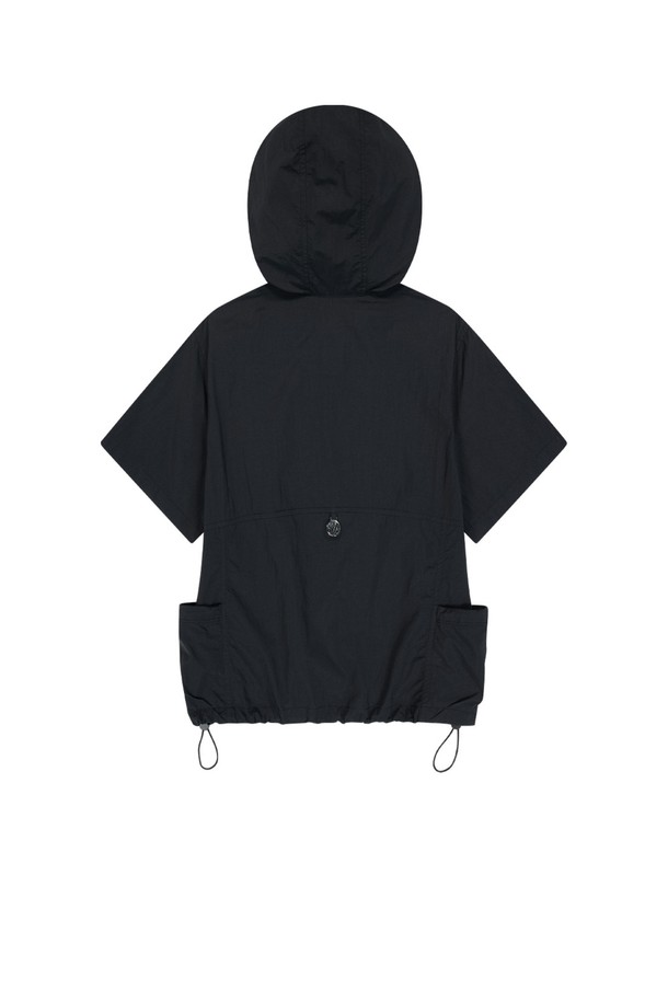 여성용 나일론 아노락 크롭 후드-블랙입니다. 얇고 부드러운 나일론 소재로 제작되었으며, 루즈핏에 반소매 디자인이 특징입니다. 스포티하고 캐주얼한 무드를 연출하며, 후드, 사이드 포켓, 백 메탈 장식, E-string 스토퍼 비드, 지퍼 풀러 스토퍼 디테일이 더해졌습니다.
