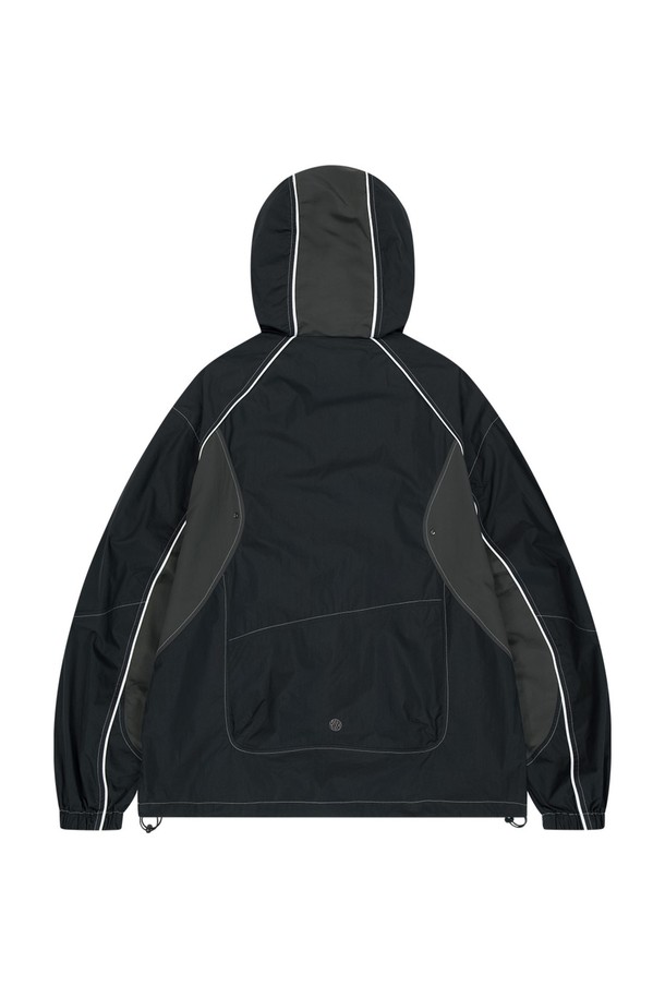 스포티하고 캐주얼한 무드를 연출하는 남녀공용 블랙 색상 윈드브레이커입니다. 면과 나일론 혼방 소재로 제작되었으며, 얇은 두께감으로 봄, 가을에 적합합니다. 지퍼와 스냅 버튼 여밈 방식, 레귤러 핏, 2-way 지퍼, 스토퍼 E-스트링 디테일이 특징입니다.

