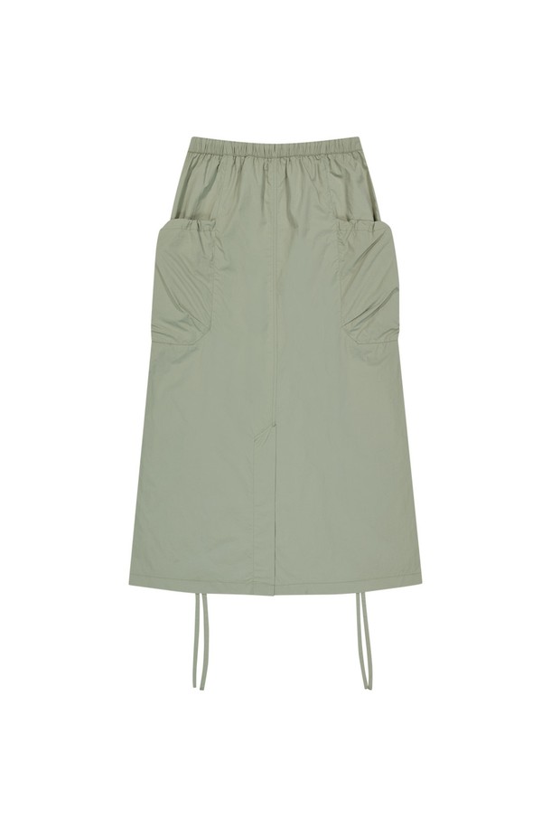 여성용 A라인 핏의 나일론 셔링 패널 스커트로, 라이트 카키 색상과 무지 패턴이 특징입니다. 스포티하고 캐주얼한 스타일을 연출하기에 좋으며, E-string 스토퍼 비드와 사이드 3D 포켓, 메탈 장식 디테일이 돋보입니다. 사이즈 조절 기능이 있어 편리하며, 봄, 여름철 일상복으로 적합합니다.
