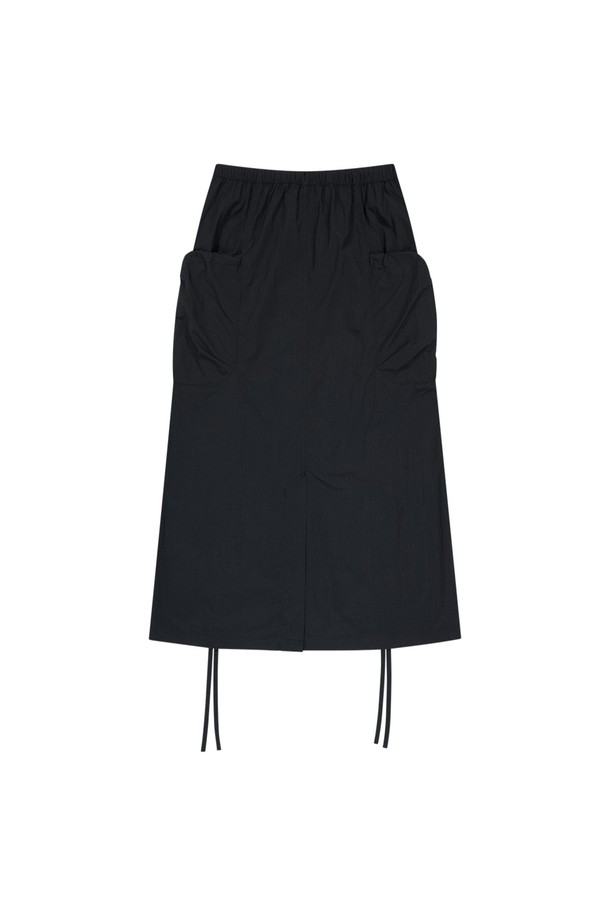 블랙 색상의 나일론 셔링 패널 스커트로, 봄, 여름, 가을에 일상복으로 활용하기 좋습니다. 부드러운 나일론 소재로 제작되었으며, A라인 핏과 3D 포켓, E-스트링 스토퍼 비드, 사이드 스트링, 메탈 장식 등의 디자인 특징이 돋보입니다. 밴딩과 스트링 디테일이 더해진 레귤러핏의 얇은 두께의 스커트입니다.
