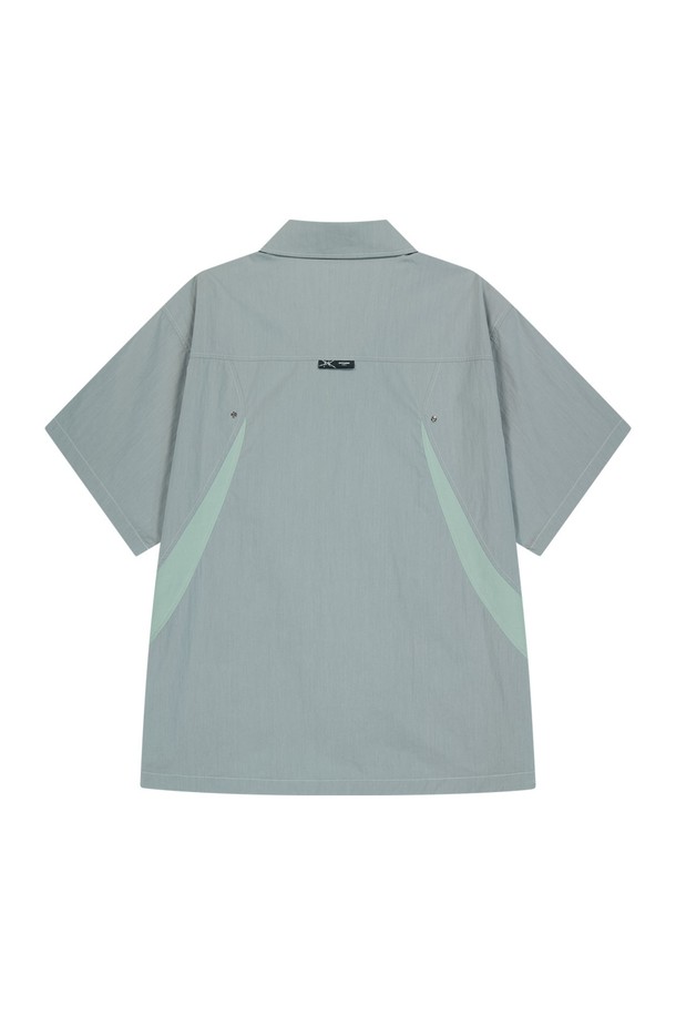그레이 색상의 스플릿 숏 슬리브 셔츠는 면과 나일론 혼방 소재로 제작되었으며, 메쉬 안감과 메쉬 아일렛 디테일로 통기성을 높였습니다. 차이나칼라 디자인에 히든 스냅과 YKK 지퍼 라이닝을 적용했고, 스플릿 디자인이 돋보이는 남성용 레귤러 핏 셔츠입니다. 얇은 두께감으로 여름철 일상복은 물론 캐주얼하고 스포티한 스타일 연출에 용이합니다.
