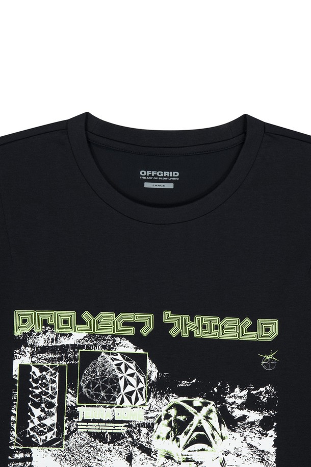 OG 쉴드 다트 숏 슬리브 티셔츠는 블랙 색상의 남성용 반소매 티셔츠로, 봄, 여름철 일상에서 스포티하고 캐주얼하게 착용하기 좋습니다. 면과 폴리에스테르 혼방 소재로 제작되어 얇고 부드러운 촉감을 자랑하며, 실드 그래픽 프린트와 로고 자수 디테일이 돋보입니다. 레귤러 핏에 라운드넥 디자인, 2바늘 커버 스티치로 내구성을 더했습니다.
