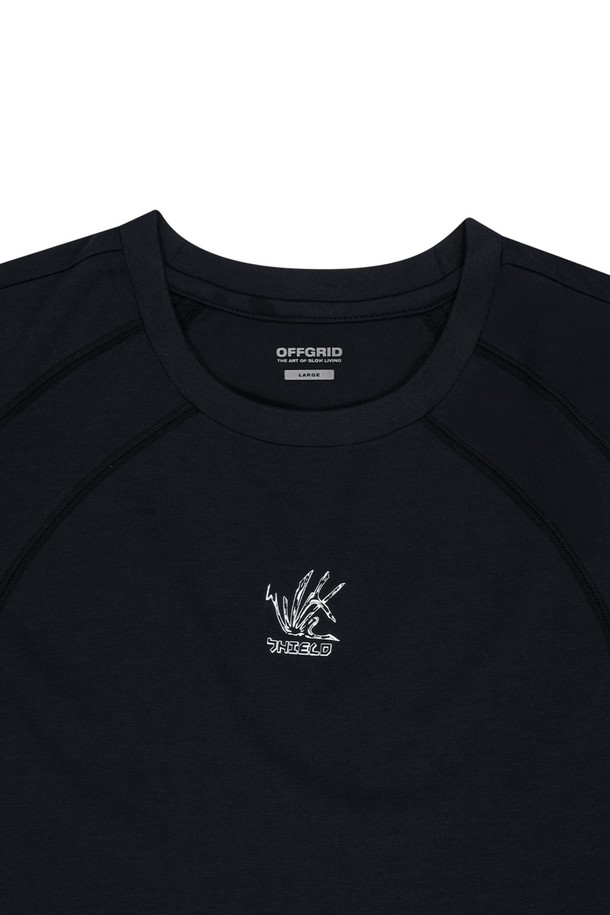 OG 쉴드 인시전 숏 슬리브 티셔츠는 블랙 색상의 남녀 공용 티셔츠로, 봄, 여름철 일상 및 스포츠 활동에 적합합니다. 면과 폴리에스테르 혼방 소재로 제작되어 부드러운 촉감을 제공하며, 흡습 및 통기성이 뛰어납니다. 레귤러 핏에 라운드넥 디자인, 얇은 두께, 무지 패턴이 특징이며 메쉬 바인딩과 4바늘 6스레드 플랫락 구조로 제작되었습니다.
