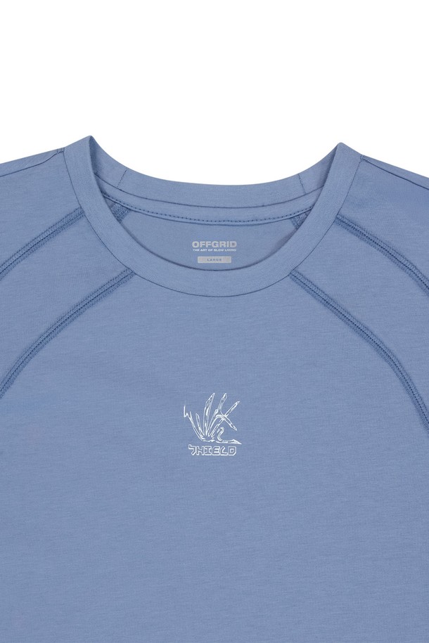 OG 쉴드 인시전 숏 슬리브 티셔츠는 남녀 모두 편안하게 착용 가능한 다크 블루 색상의 반소매 티셔츠입니다. 면과 폴리에스테르 혼방 소재로 제작되어 부드러운 촉감을 자랑하며, 얇은 두께로 봄, 여름철 일상복으로 적합합니다. 메쉬 바인딩과 4 니들 6 스레드 플랫록 구조가 특징이며, 라운드넥 디자인의 레귤러 핏으로 스포티하면서도 베이직한 스타일을 연출할 수 있습니다.
