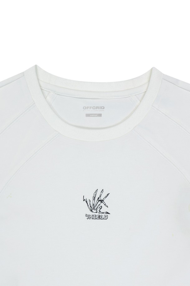 OG 쉴드 인시전 숏 슬리브 티셔츠는 남녀 모두 편안하게 착용할 수 있는 레귤러 핏의 화이트 색상 티셔츠입니다. 면과 폴리에스테르 혼방 소재로 제작되었으며, 흡습 기능이 있어 일상뿐 아니라 스포티한 활동에도 적합합니다. 로고 패턴과 메쉬 바인딩, 4바늘 6실 플랫록 공법 디테일이 돋보이는 반소매 라운드넥 티셔츠로 봄, 여름 시즌에 활용하기 좋습니다.
