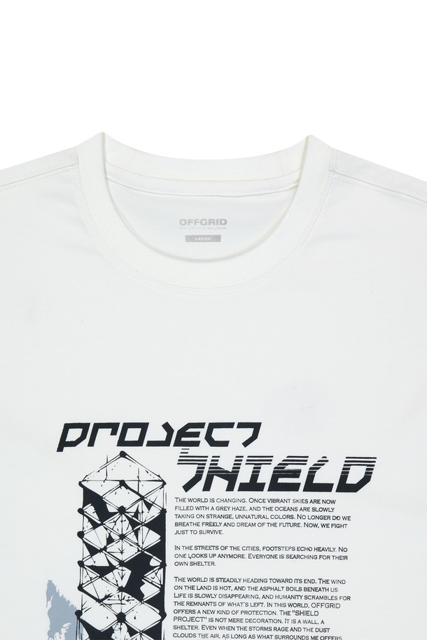 OG 쉴드 그래픽 숏 슬리브 티셔츠는 남녀 모두에게 잘 어울리는 화이트 컬러의 티셔츠입니다. 면과 폴리에스테르 혼방 소재로 제작되었으며, 실드 그래픽 디자인과 로고 자수가 특징입니다. 봄, 여름철 일상복으로 활용하기 좋으며, 스포티하면서도 캐주얼한 스타일을 연출할 수 있습니다.
