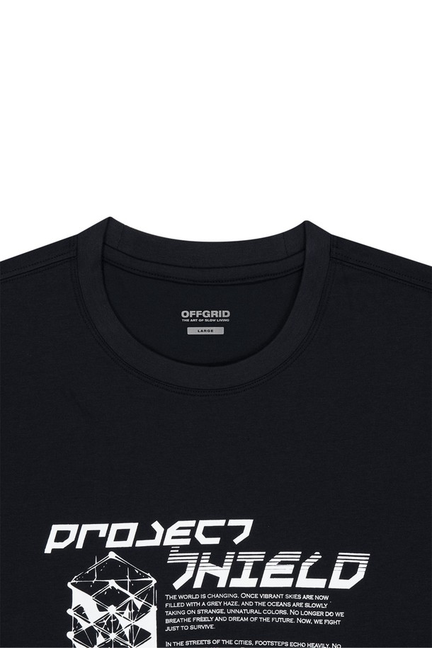 OG 쉴드 그래픽 숏 슬리브 티셔츠는 남녀 모두 착용 가능한 블랙 색상의 티셔츠로, 봄과 여름철 일상복으로 적합합니다. 면과 폴리에스테르 혼방 소재로 제작되어 부드러운 촉감을 자랑하며, 얇은 두께로 시원하게 착용할 수 있습니다. 쉴드 그래픽 프린트와 로고 자수가 특징이며, 2-니들 커버스티치로 내구성을 높였습니다.
