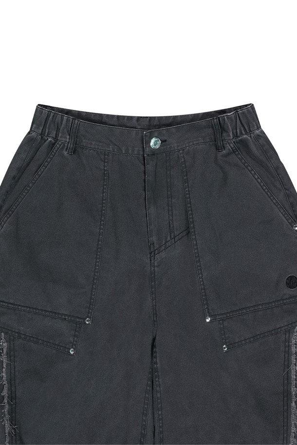 스트럭쳐 코튼 소재의 블랙 색상 버뮤다 팬츠로, 남녀 모두 편안하게 착용 가능합니다. 루즈핏 디자인에 5부 기장, 밴딩 허리로 활동성을 더했으며 워싱 가공과 바텍 스티치, 더블 포켓 디테일이 돋보입니다. 봄, 여름 시즌에 캐주얼하고 베이직한 스타일을 연출하기에 적합하며, 부드러운 촉감으로 일상에서 편안하게 입을 수 있습니다.
