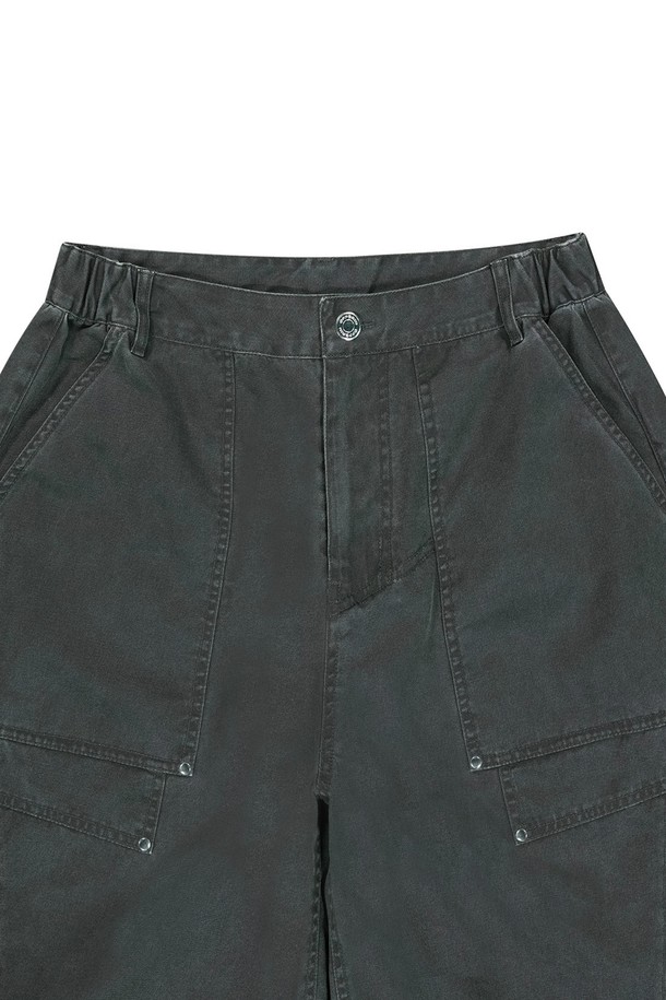 남녀 모두 착용 가능한 스트럭쳐 코튼 워싱 버뮤다 팬츠입니다. 카키 색상의 무지 패턴이며, 면 소재로 제작되어 부드러운 촉감을 자랑하고 봄, 여름철 일상복으로 적합합니다. E-밴드, 바텍 마감, 더블 포켓, 체인 스티치, 아일렛 버튼홀 등의 디테일과 레귤러핏으로 편안하게 착용 가능합니다.
