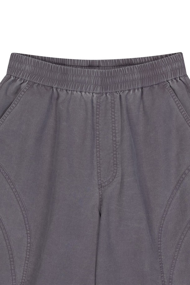 OG 쉴드 피그먼트 버뮤다 팬츠는 남녀 모두 편안하게 착용할 수 있는 레귤러핏의 반바지입니다. 부드러운 나일론 소재에 E-밴드와 안쪽 스트링으로 편안함을 더했으며, 더스티 핑크 색상과 무지 패턴이 특징입니다. 봄, 여름 시즌에 어울리는 얇은 두께감으로 일상 및 캐주얼 스타일 연출에 용이하며, 사이드 포켓과 로고 자수 디테일을 더했습니다.
