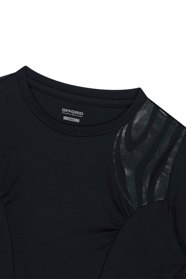 데일리로 활용하기 좋은 블랙 컬러의 셔링 크롭 롱 슬리브 티셔츠입니다. 얇고 부드러운 레이온, 폴리에스테르, 폴리우레탄 혼방 소재로 제작되었으며, 슬림핏 디자인에 셔링 디테일과 슬릿이 더해져 모던하고 미니멀한 무드를 연출합니다. 라운드넥 디자인의 긴소매 티셔츠로, 봄, 가을에 적합합니다.
