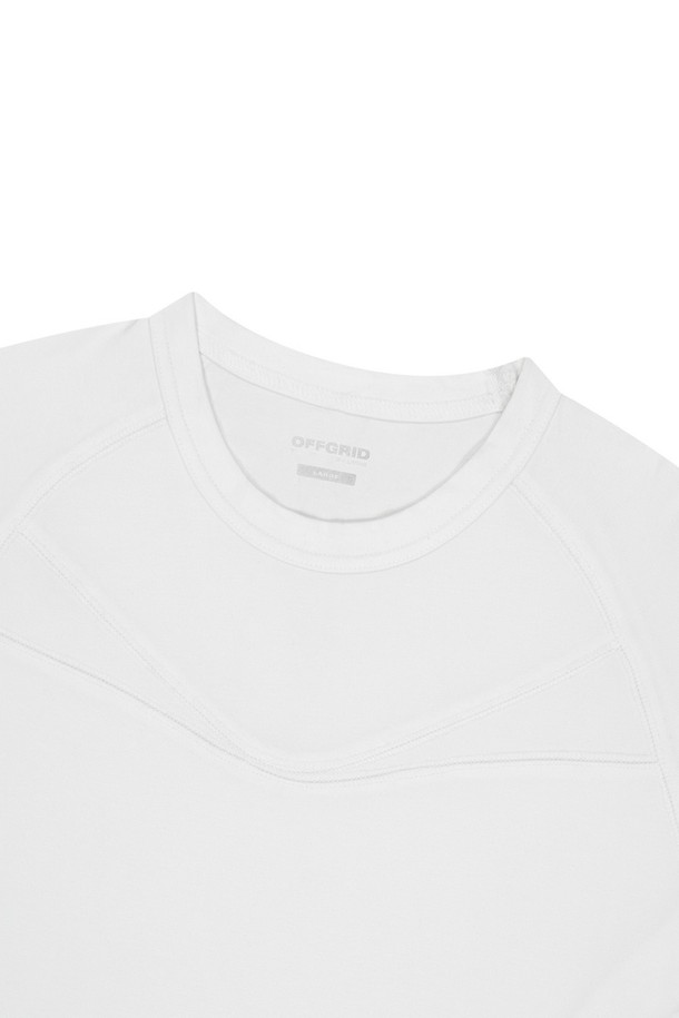 OG 쉴드 플래쉬 롱 슬리브 티셔츠는 부드러운 레이온, 폴리에스터, 폴리우레탄 혼방 소재로 제작되어 편안한 착용감을 제공하는 흰색 라운드넥 티셔츠입니다. 봄, 가을에 일상복으로 적합하며, 레귤러 핏과 긴소매 디자인으로 스포티하면서도 베이직한 스타일을 연출합니다. 전면에 플래시 프린팅 로고가 포인트로 돋보이는 얇은 두께의 티셔츠입니다.
