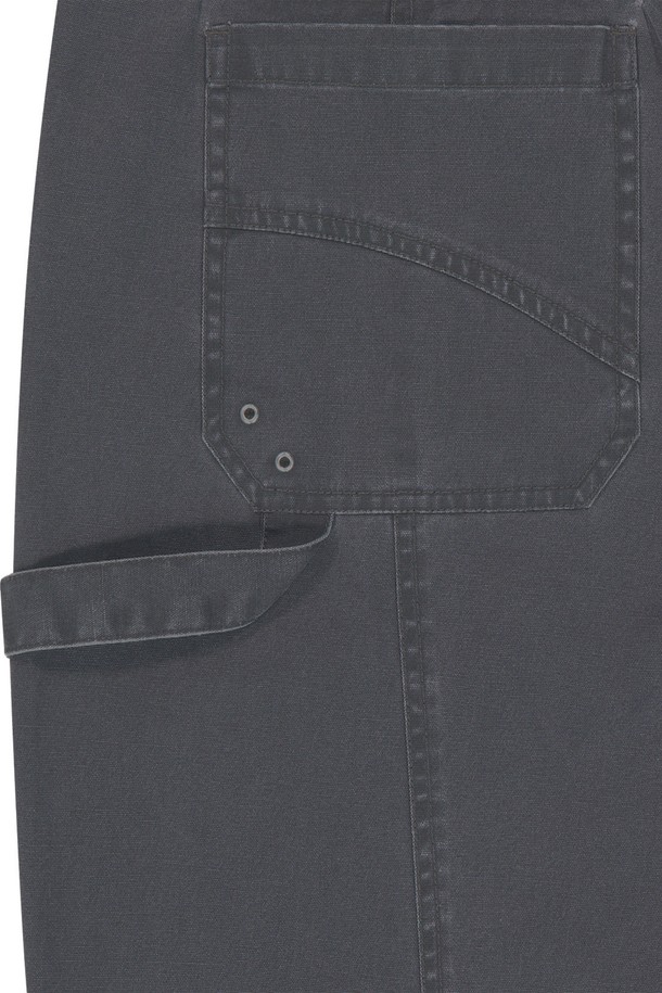 OG 쉴드 코튼 피그먼트 카펜터 팬츠는 더스티 핑크, 브라운, 블랙 색상으로 제공되는 남성용 긴바지입니다. 면 소재로 제작되었으며, 피그먼트 워싱 처리와 해머 루프, 아일렛 디테일이 돋보이는 캐주얼 및 워크웨어 스타일의 레귤러핏 카펜터 팬츠입니다. 봄, 가을에 일상복으로 적합하며, 메탈 지퍼와 히든 스냅으로 견고함을 더했습니다.
