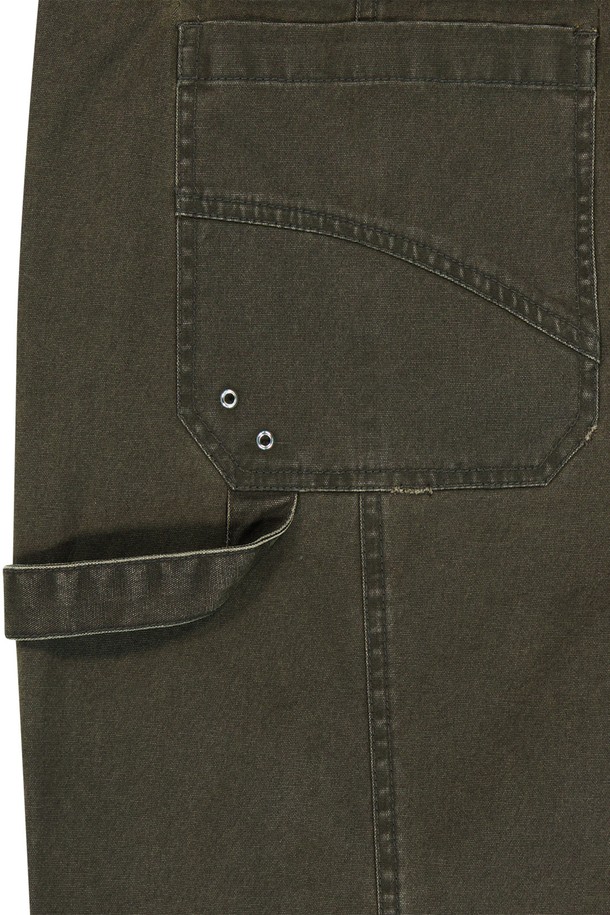 OG 쉴드 코튼 소재로 제작된 브라운 색상의 남성용 카펜터 팬츠입니다. 캐주얼 및 워크웨어 스타일 연출에 용이하며, 봄, 가을에 입기 적합한 두께감과 레귤러핏으로 편안한 착용감을 제공합니다. 메탈 지퍼, 히든 스냅, 해머 루프, 아일렛 디테일과 피그먼트 워싱이 특징입니다.
