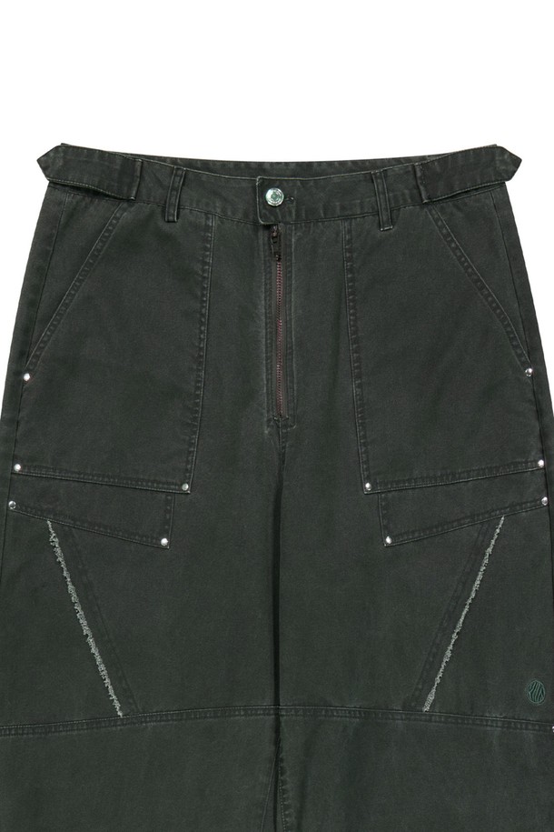 남녀 모두 착용 가능한 스트럭쳐 코튼 워싱 팬츠는 면 소재로 제작되어 편안한 착용감을 제공하며, 카키, 브라운, 블랙 색상으로 다양한 스타일 연출이 가능합니다. 캐주얼하고 베이직한 무드를 연출하며, 메탈 지퍼, 리벳 디테일, 히든 스냅, 로우엣지 커팅, 체인스티치 아일렛 단추구멍 등의 디테일이 돋보입니다. 봄, 가을 시즌에 활용하기 좋으며, 무지 패턴의 레귤러핏 긴바지로 일상에서 편안하게 착용할 수 있습니다.
