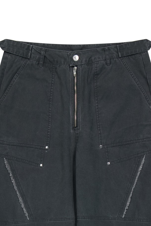 스트럭쳐 코튼 워싱 팬츠는 남녀 공용으로, 봄, 가을에 착용하기 좋은 레귤러핏 긴바지입니다. 부드러운 면 소재에 무지 패턴으로 제작되었으며, 블랙, 카키, 브라운 세 가지 색상으로 제공됩니다. 메탈 지퍼, 리벳 디테일, 히든 스냅, 로우 엣지 커팅, 체인 스티치 아일렛 버튼홀 등 섬세한 디테일이 돋보이는 캐주얼 스타일의 바지입니다.
