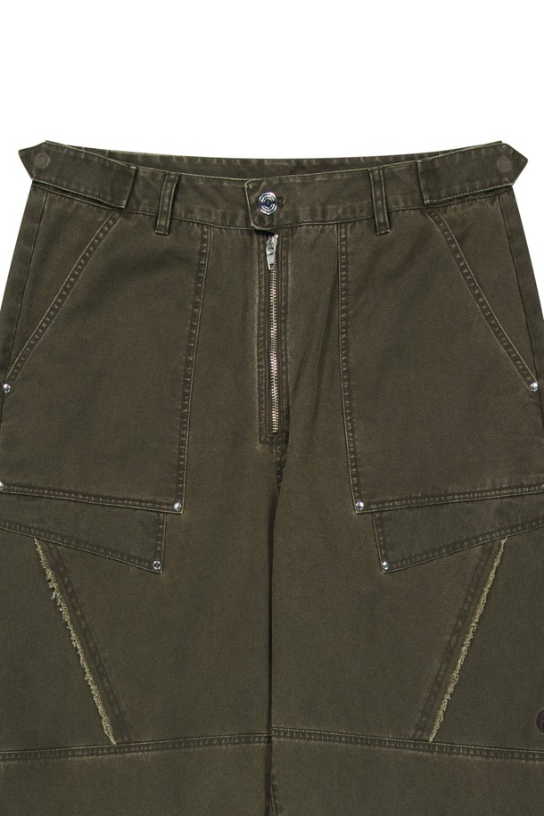 **스트럭쳐 코튼 워싱 팬츠 - 브라운**는 남녀 공용으로 착용 가능한 레귤러핏 긴바지입니다. 면 소재로 제작되었으며, 브라운, 카키, 블랙 세 가지 색상으로 출시되었습니다. 메탈 지퍼, 리벳 디테일, 히든 스냅, 로우 엣지 커팅, 체인스티치 아일렛 단추구멍 등 섬세한 디테일이 돋보이며, 캐주얼하고 베이직한 스타일로 봄, 가을에 착용하기 좋습니다.
