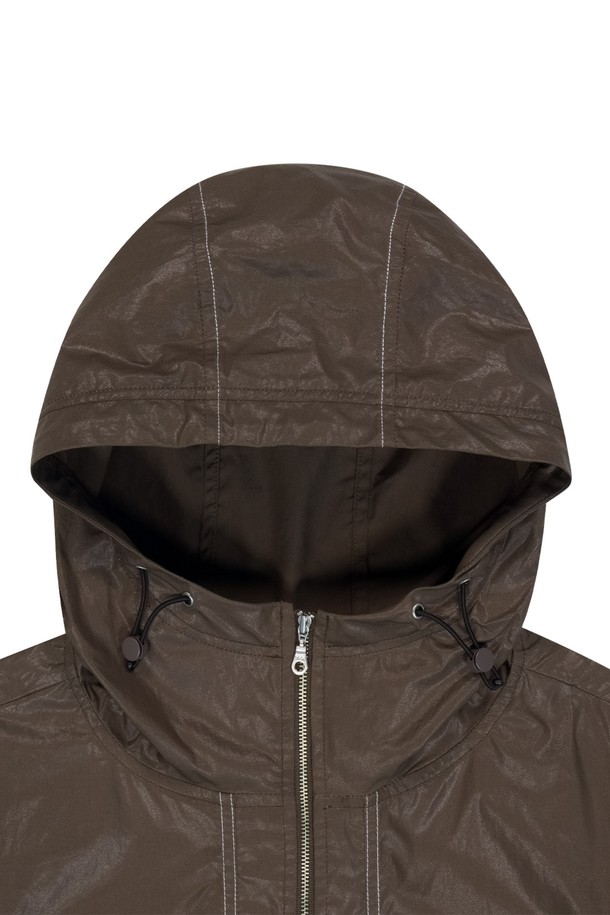 [W]코튼 크롭 후드 자켓은 브라운 색상의 여성용 후드 자켓입니다. 면 소재의 얇은 두께로 제작되었으며, 크롭 기장의 레귤러 핏으로 캐주얼한 스타일을 연출합니다. 후드 스타일, 스트링 스토퍼, E-스트링, 리버스 지퍼 등의 특징이 있으며, 봄, 가을에 일상복으로 착용하기 좋습니다.
