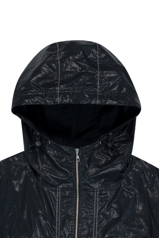 [W]코튼 크롭 후드 자켓은 블랙 색상의 여성용 후드 자켓입니다. 봄, 가을에 입기 좋은 얇은 면 소재로 제작되었으며, 캐주얼하고 스포티한 무드를 연출합니다. 크롭 기장의 레귤러 핏으로, 후드와 스트링 스토퍼, E-스트링, 리버스 지퍼 디테일이 돋보이는 무지 패턴의 긴소매 집업 아우터입니다.
