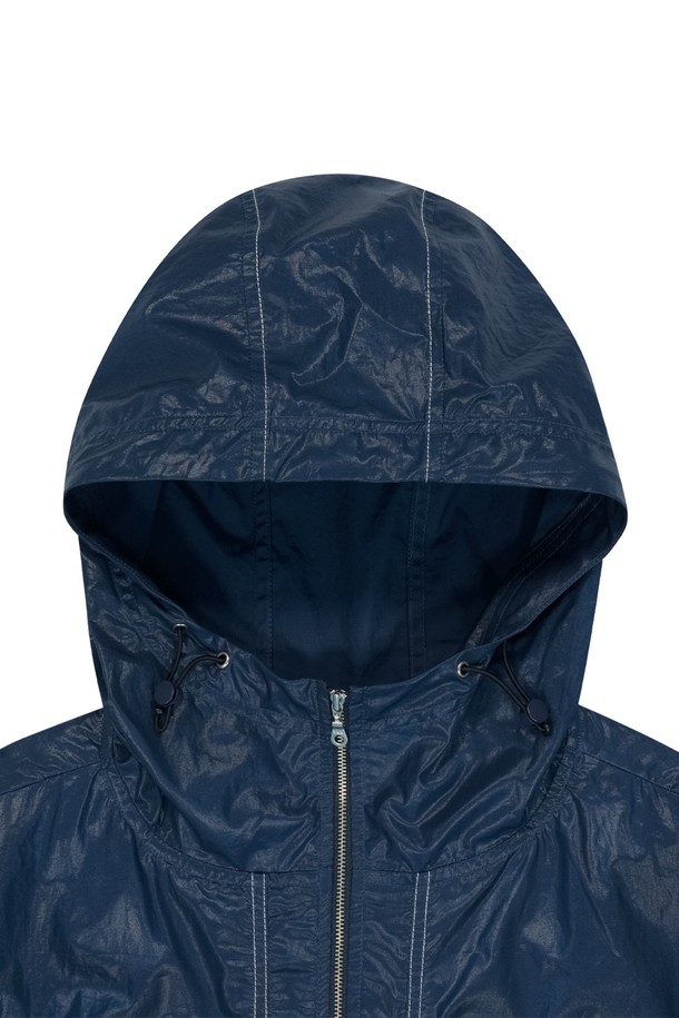 유니섹스 스타일의 코튼 크롭 후드 자켓입니다. 얇은 면 소재로 제작되었으며, 블루 색상의 무지 패턴이 특징입니다. 봄, 가을에 입기 좋으며, 캐주얼하고 스포티한 무드를 연출할 수 있는 레귤러핏의 긴소매 집업 스타일 아우터입니다.
