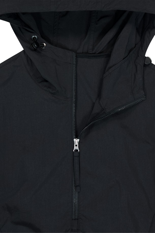 여성용 나일론 아노락 크롭 후드-블랙입니다. 얇고 부드러운 나일론 소재로 제작되었으며, 루즈핏에 반소매 디자인이 특징입니다. 스포티하고 캐주얼한 무드를 연출하며, 후드, 사이드 포켓, 백 메탈 장식, E-string 스토퍼 비드, 지퍼 풀러 스토퍼 디테일이 더해졌습니다.
