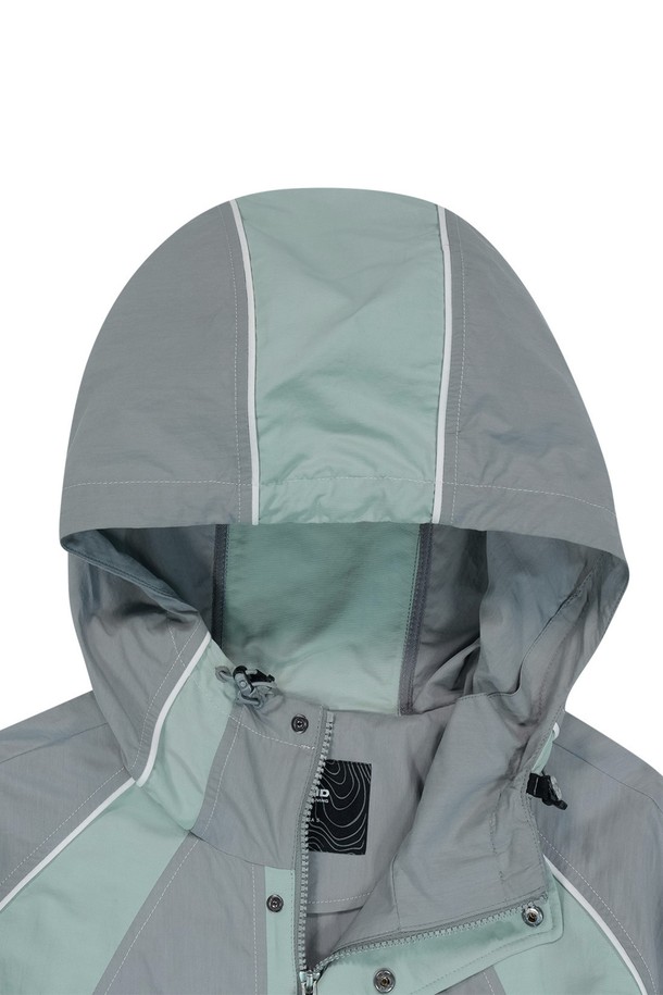 스포티하고 캐주얼한 무드를 연출하는 남녀 공용 스플릿 윈드브레이커는 그레이 색상으로 일상 및 스포츠 활동에 적합합니다. 얇은 두께의 면, 나일론 혼방 소재로 제작되었으며 방풍 기능이 있어 봄, 가을에 활용하기 좋습니다. 레귤러 핏의 긴소매 디자인에 2-way 지퍼, 히든 스냅, 스토퍼 E-스트링, 메쉬 아일렛 디테일을 더했습니다.
