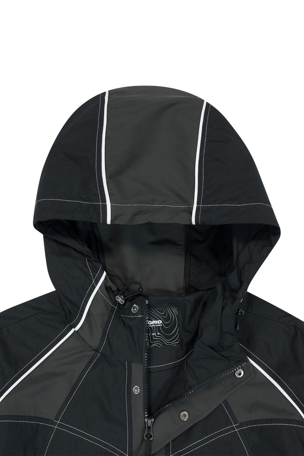 스포티하고 캐주얼한 무드를 연출하는 남녀공용 블랙 색상 윈드브레이커입니다. 면과 나일론 혼방 소재로 제작되었으며, 얇은 두께감으로 봄, 가을에 적합합니다. 지퍼와 스냅 버튼 여밈 방식, 레귤러 핏, 2-way 지퍼, 스토퍼 E-스트링 디테일이 특징입니다.

