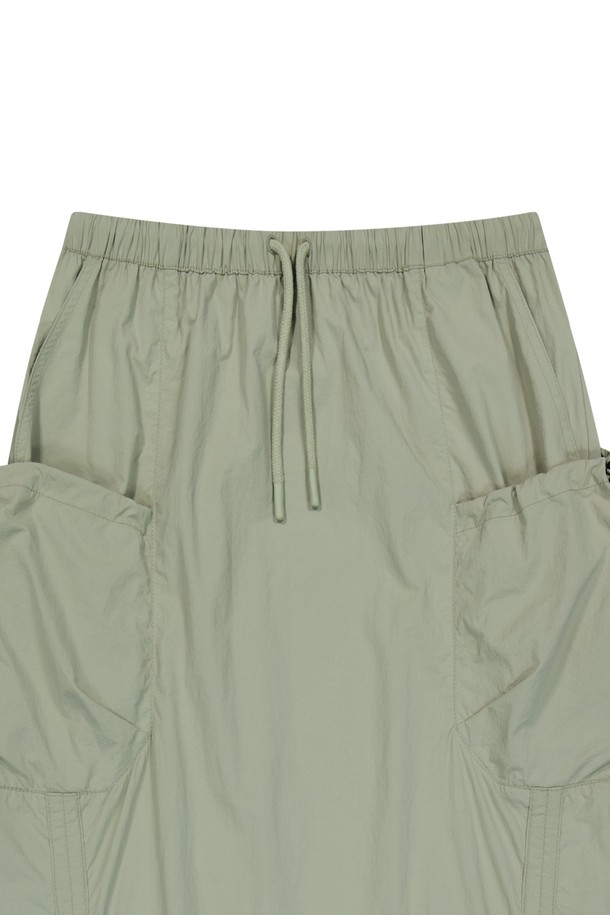 여성용 A라인 핏의 나일론 셔링 패널 스커트로, 라이트 카키 색상과 무지 패턴이 특징입니다. 스포티하고 캐주얼한 스타일을 연출하기에 좋으며, E-string 스토퍼 비드와 사이드 3D 포켓, 메탈 장식 디테일이 돋보입니다. 사이즈 조절 기능이 있어 편리하며, 봄, 여름철 일상복으로 적합합니다.
