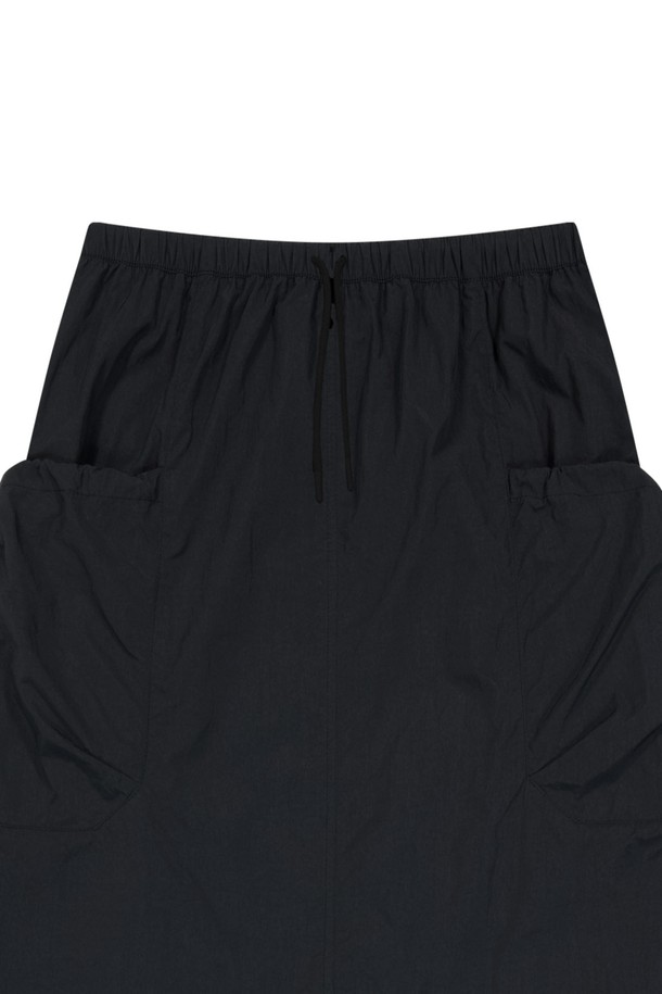 블랙 색상의 나일론 셔링 패널 스커트로, 봄, 여름, 가을에 일상복으로 활용하기 좋습니다. 부드러운 나일론 소재로 제작되었으며, A라인 핏과 3D 포켓, E-스트링 스토퍼 비드, 사이드 스트링, 메탈 장식 등의 디자인 특징이 돋보입니다. 밴딩과 스트링 디테일이 더해진 레귤러핏의 얇은 두께의 스커트입니다.
