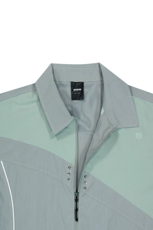 그레이 색상의 스플릿 숏 슬리브 셔츠는 면과 나일론 혼방 소재로 제작되었으며, 메쉬 안감과 메쉬 아일렛 디테일로 통기성을 높였습니다. 차이나칼라 디자인에 히든 스냅과 YKK 지퍼 라이닝을 적용했고, 스플릿 디자인이 돋보이는 남성용 레귤러 핏 셔츠입니다. 얇은 두께감으로 여름철 일상복은 물론 캐주얼하고 스포티한 스타일 연출에 용이합니다.
