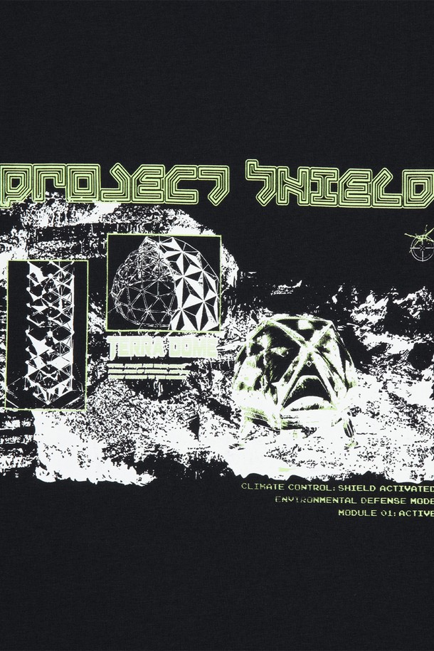OG 쉴드 다트 숏 슬리브 티셔츠는 블랙 색상의 남성용 반소매 티셔츠로, 봄, 여름철 일상에서 스포티하고 캐주얼하게 착용하기 좋습니다. 면과 폴리에스테르 혼방 소재로 제작되어 얇고 부드러운 촉감을 자랑하며, 실드 그래픽 프린트와 로고 자수 디테일이 돋보입니다. 레귤러 핏에 라운드넥 디자인, 2바늘 커버 스티치로 내구성을 더했습니다.
