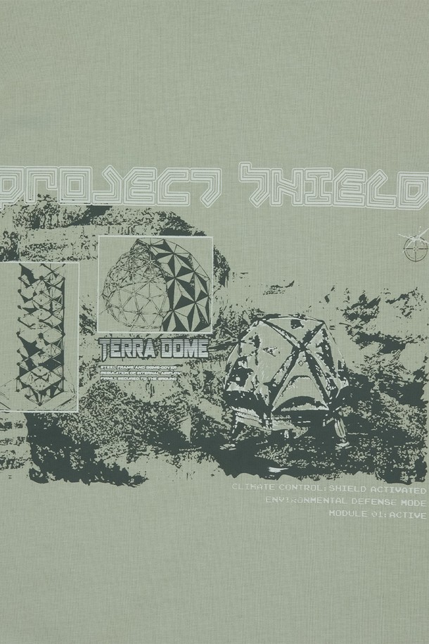 OG 쉴드 다트 숏 슬리브 티셔츠는 남성을 위한 카키 색상의 반소매 티셔츠로, 봄, 여름철 일상에서 캐주얼하고 스포티한 스타일을 연출하기에 좋습니다. 면과 폴리에스테르 혼방 소재로 제작되었으며, 실드 그래픽, 로고 자수, 텍스트 디테일이 돋보입니다. 레귤러 핏의 라운드넥 디자인에 2-니들 커버스티치로 마감되었습니다.
