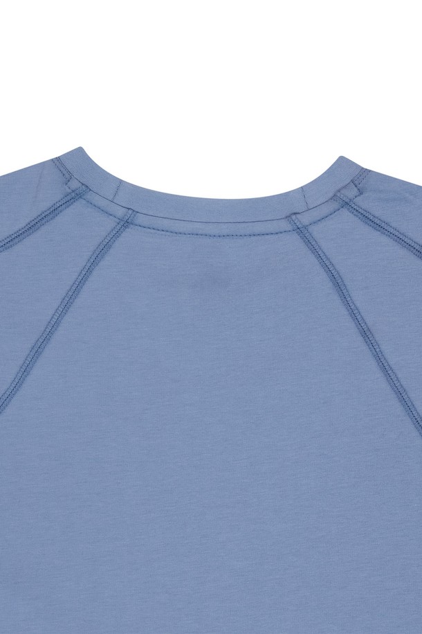 OG 쉴드 인시전 숏 슬리브 티셔츠는 남녀 모두 편안하게 착용 가능한 다크 블루 색상의 반소매 티셔츠입니다. 면과 폴리에스테르 혼방 소재로 제작되어 부드러운 촉감을 자랑하며, 얇은 두께로 봄, 여름철 일상복으로 적합합니다. 메쉬 바인딩과 4 니들 6 스레드 플랫록 구조가 특징이며, 라운드넥 디자인의 레귤러 핏으로 스포티하면서도 베이직한 스타일을 연출할 수 있습니다.
