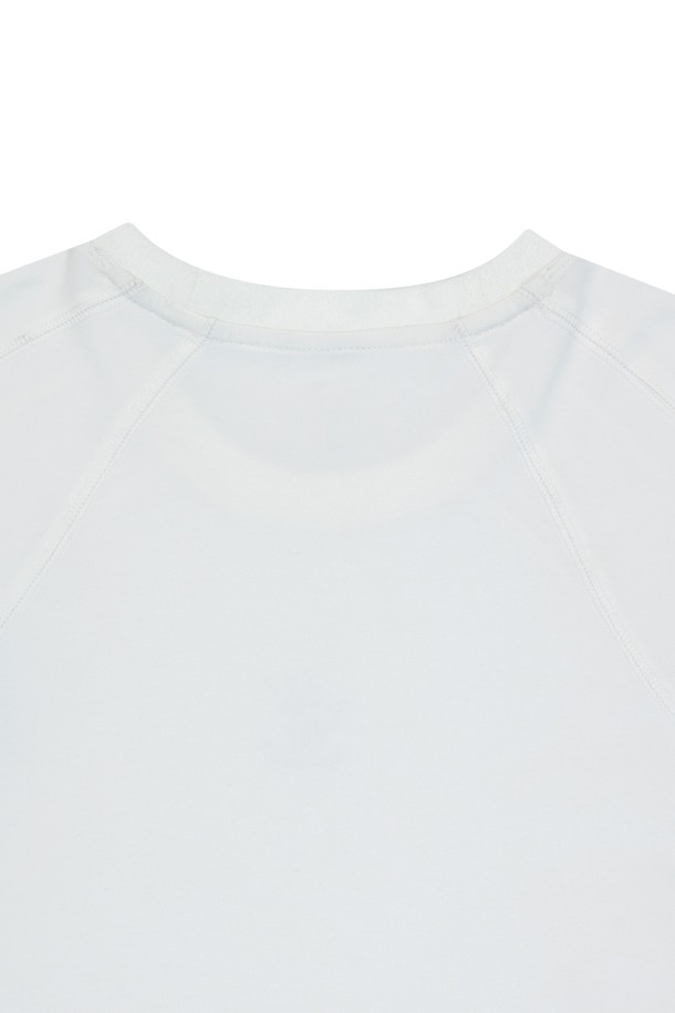 OG 쉴드 인시전 숏 슬리브 티셔츠는 남녀 모두 편안하게 착용할 수 있는 레귤러 핏의 화이트 색상 티셔츠입니다. 면과 폴리에스테르 혼방 소재로 제작되었으며, 흡습 기능이 있어 일상뿐 아니라 스포티한 활동에도 적합합니다. 로고 패턴과 메쉬 바인딩, 4바늘 6실 플랫록 공법 디테일이 돋보이는 반소매 라운드넥 티셔츠로 봄, 여름 시즌에 활용하기 좋습니다.
