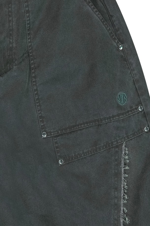 남녀 모두 착용 가능한 스트럭쳐 코튼 워싱 버뮤다 팬츠입니다. 카키 색상의 무지 패턴이며, 면 소재로 제작되어 부드러운 촉감을 자랑하고 봄, 여름철 일상복으로 적합합니다. E-밴드, 바텍 마감, 더블 포켓, 체인 스티치, 아일렛 버튼홀 등의 디테일과 레귤러핏으로 편안하게 착용 가능합니다.
