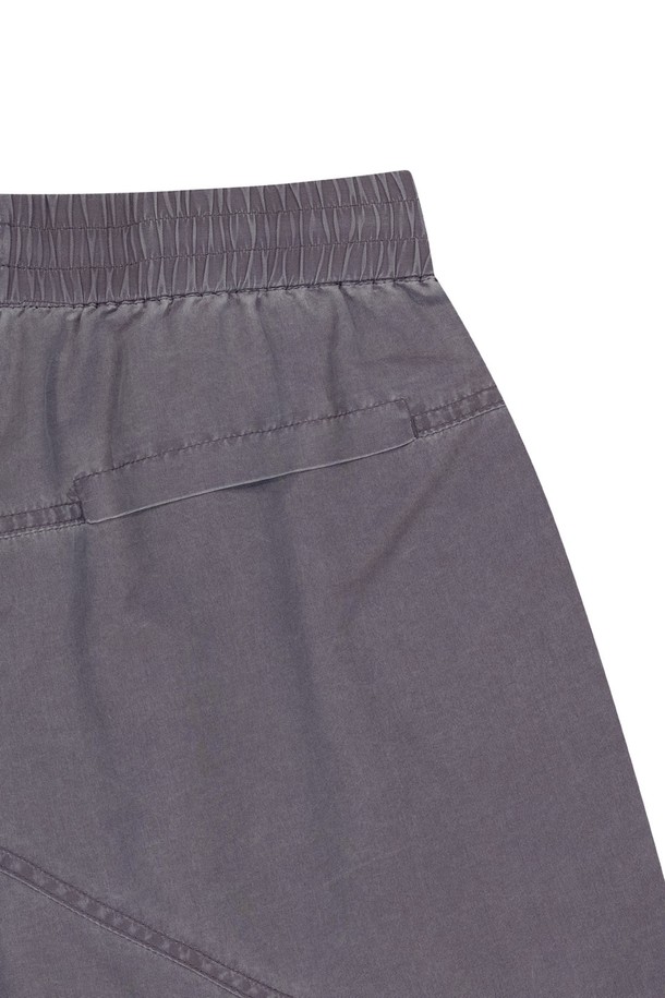 OG 쉴드 피그먼트 버뮤다 팬츠는 남녀 모두 편안하게 착용할 수 있는 레귤러핏의 반바지입니다. 부드러운 나일론 소재에 E-밴드와 안쪽 스트링으로 편안함을 더했으며, 더스티 핑크 색상과 무지 패턴이 특징입니다. 봄, 여름 시즌에 어울리는 얇은 두께감으로 일상 및 캐주얼 스타일 연출에 용이하며, 사이드 포켓과 로고 자수 디테일을 더했습니다.
