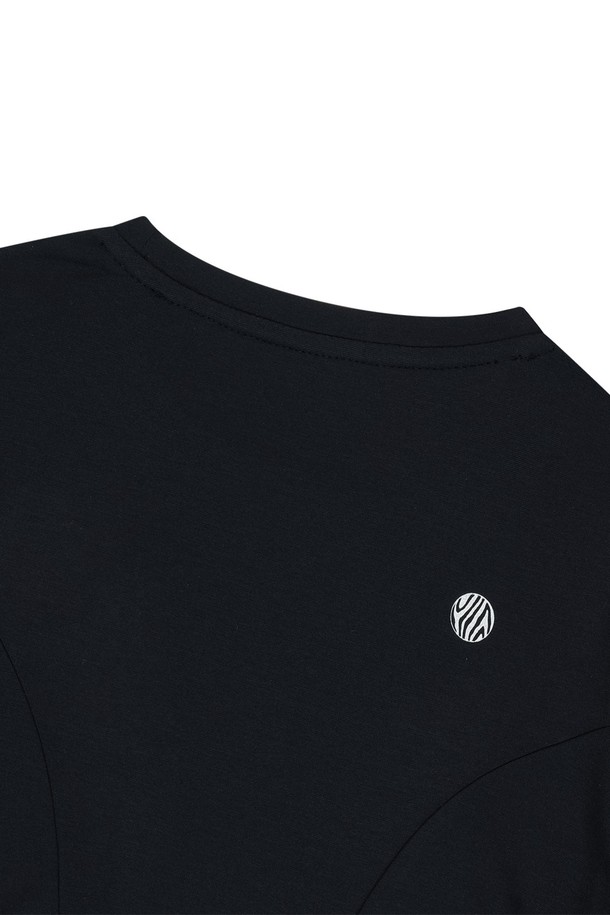 데일리로 활용하기 좋은 블랙 컬러의 셔링 크롭 롱 슬리브 티셔츠입니다. 얇고 부드러운 레이온, 폴리에스테르, 폴리우레탄 혼방 소재로 제작되었으며, 슬림핏 디자인에 셔링 디테일과 슬릿이 더해져 모던하고 미니멀한 무드를 연출합니다. 라운드넥 디자인의 긴소매 티셔츠로, 봄, 가을에 적합합니다.
