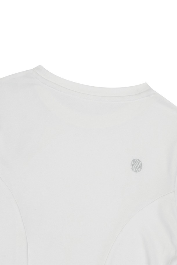 부드러운 레이온 혼방 소재로 제작된 화이트 컬러의 셔링 크롭 롱 슬리브 티셔츠입니다. 셔링 디테일과 아트워크 프린트가 포인트이며, 신축성 있는 원단으로 편안한 착용감을 제공합니다. 라운드넥 디자인에 크롭 기장으로, 봄, 가을 시즌에 베이직하게 활용하기 좋습니다.
