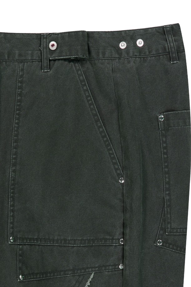 남녀 모두 착용 가능한 스트럭쳐 코튼 워싱 팬츠는 면 소재로 제작되어 편안한 착용감을 제공하며, 카키, 브라운, 블랙 색상으로 다양한 스타일 연출이 가능합니다. 캐주얼하고 베이직한 무드를 연출하며, 메탈 지퍼, 리벳 디테일, 히든 스냅, 로우엣지 커팅, 체인스티치 아일렛 단추구멍 등의 디테일이 돋보입니다. 봄, 가을 시즌에 활용하기 좋으며, 무지 패턴의 레귤러핏 긴바지로 일상에서 편안하게 착용할 수 있습니다.
