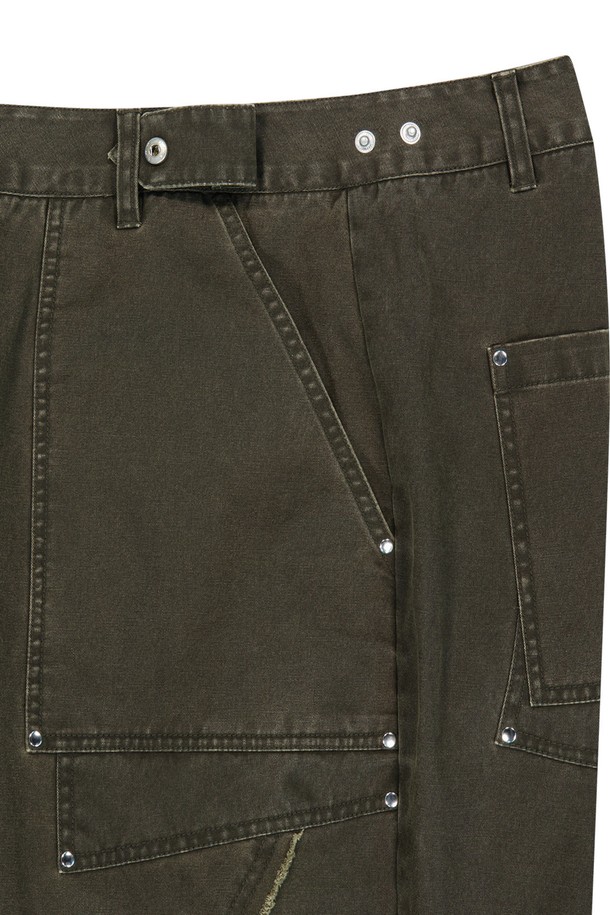 **스트럭쳐 코튼 워싱 팬츠 - 브라운**는 남녀 공용으로 착용 가능한 레귤러핏 긴바지입니다. 면 소재로 제작되었으며, 브라운, 카키, 블랙 세 가지 색상으로 출시되었습니다. 메탈 지퍼, 리벳 디테일, 히든 스냅, 로우 엣지 커팅, 체인스티치 아일렛 단추구멍 등 섬세한 디테일이 돋보이며, 캐주얼하고 베이직한 스타일로 봄, 가을에 착용하기 좋습니다.
