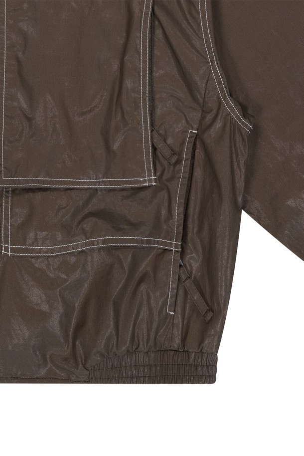 [W]코튼 크롭 후드 자켓은 브라운 색상의 여성용 후드 자켓입니다. 면 소재의 얇은 두께로 제작되었으며, 크롭 기장의 레귤러 핏으로 캐주얼한 스타일을 연출합니다. 후드 스타일, 스트링 스토퍼, E-스트링, 리버스 지퍼 등의 특징이 있으며, 봄, 가을에 일상복으로 착용하기 좋습니다.
